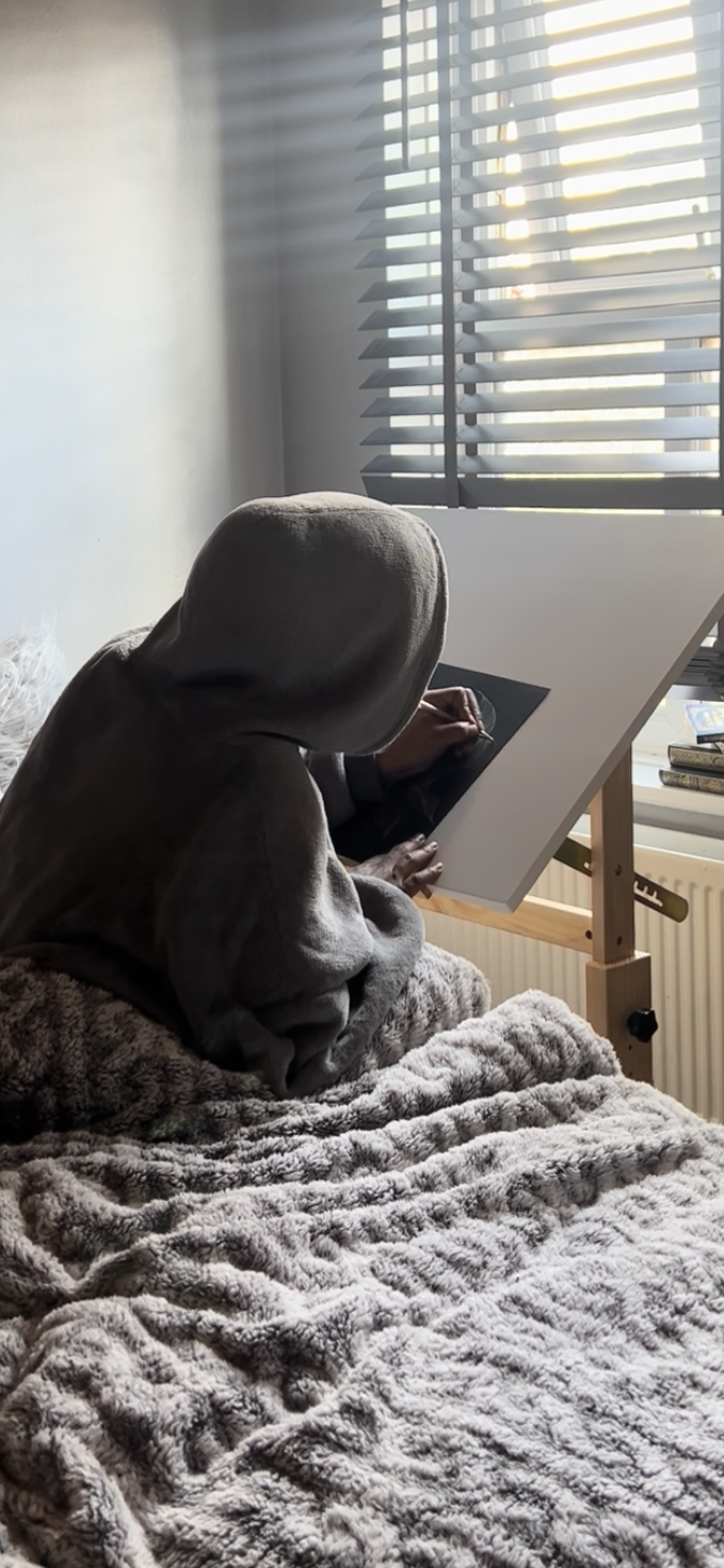 A photo of the artist and owner of the website Sandrya.